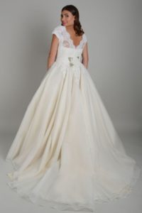 Curvy Lois Wild wedding dress in Stratford-Upon-Avon