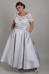 Curvy wedding dress with pockets in Stratford-Upon-Avon
