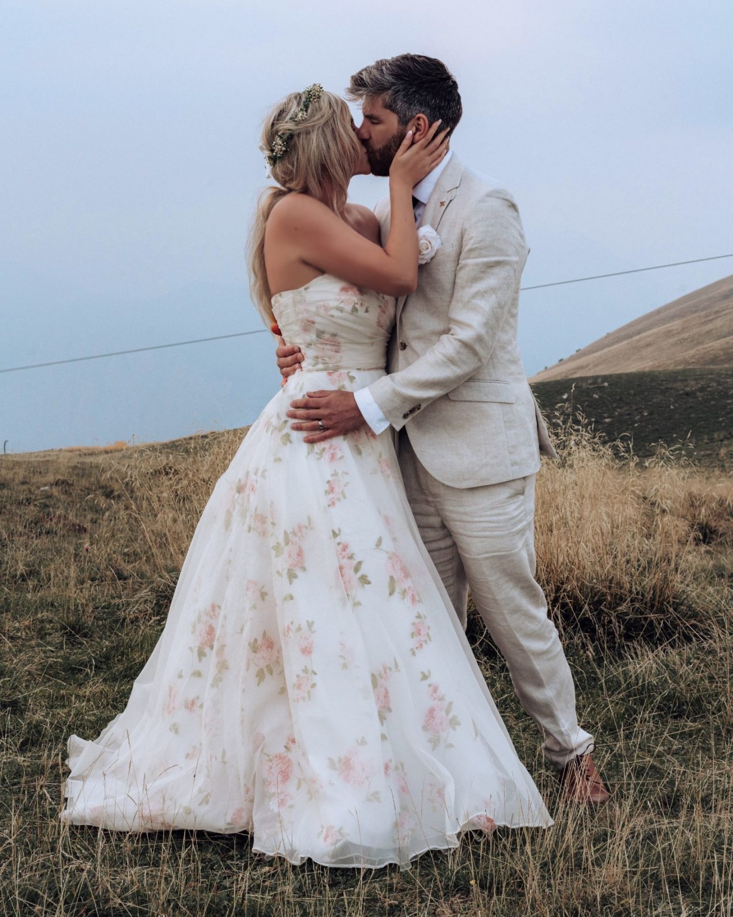 Floral wedding dress without sleeves